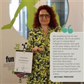 Michaela Prehofer mit Diplom in der Hand
